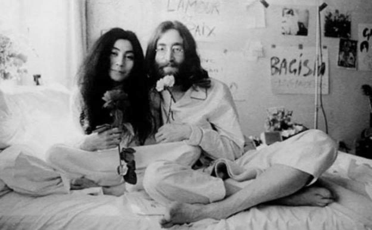 John Lennon y Yoko Ono recibieron a la prensa en una cama del hotel Hilton de Amsterdam como una forma de protestar contra la guerra de Vietnam.