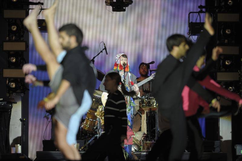 La banda, que actúa este sábado en el estadio del Athletic, realiza su primera toma de contacto con el escenario en el que también actuarán Muse y Berri Txarrak