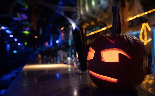 Un bar ajeno a la información, decorado por la noche de Halloween.