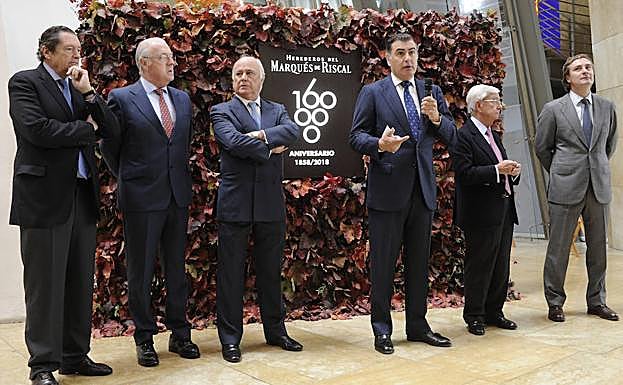José Luis Muguiru, Fernando Salamero, Francisco Hurtado de Amézaga, Alejandro Aznar, Rafael Ansón y Luis Hurtado de Amézaga, en el Guggenheim.