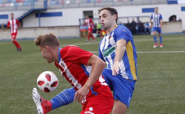 Ekain forcejea con un defensor del Sporting B en Tabira. 