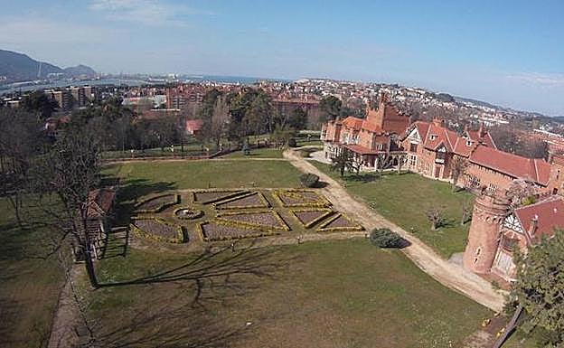 El palacio de Artaza captado en una imagen aérea. 