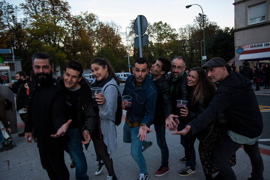 Txoron Urrueta, Jesús Álvarez, Ainize Núñez, David Durán, Iñigo Sevilla, Jakobe Moreno, Ameli Durán y Edu Arrasate –este último dice ser el doble de acción de Fito Cabrales– ya habían vaciado unos cuantos vasos de kalimotxo para cuando se abrieron las puertas de San Mamés. Y todavía les quedaba para rato. «No, ¡si al final no entramos!», bromeaban. Procedentes de Zalla y Balmaseda, llegaron a los aledaños del estadio cuando apenas había gente y conquistaron una esquina de la que nadie se atrevió a desalojarles. Si bien alguno se declaraba seguidor de Crystal Fighters, todos coincidían en que lo mejor de la cita era el ambiente. «¿Y si hacemos una cosa así todas las semanas?», planteaban.