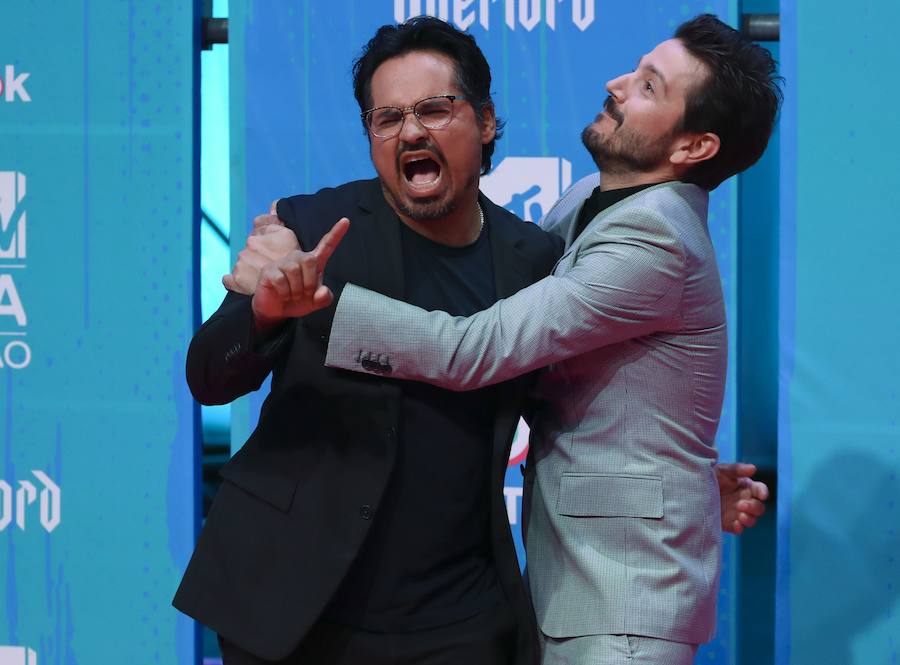 Los actores Michael Pena y Diego Luna.