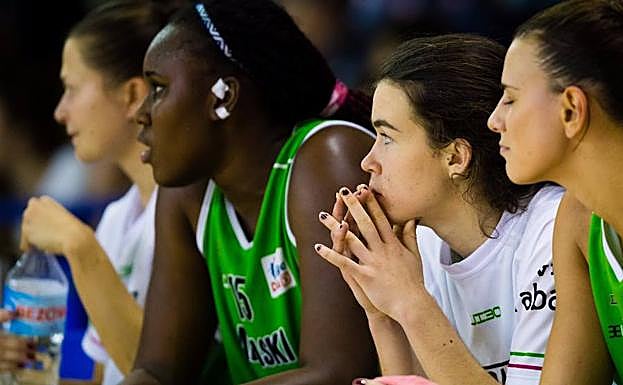  Irene Murua ,con camiseta blanca,en el banquillo de Araski 