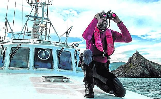 Asier Ruiz, oficial de puente, busca furtivos en los alrededores de San Juan de Gaztelugatxe, reserva marina donde se prohíben los palangres.