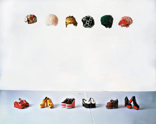 Ana Laura Aláez (1964). Mujeres sobre zapatos de plataforma, 1992. Instalación. 185 x 332 x 29 cm. Colección «la Caixa». Arte Contemporáneo.