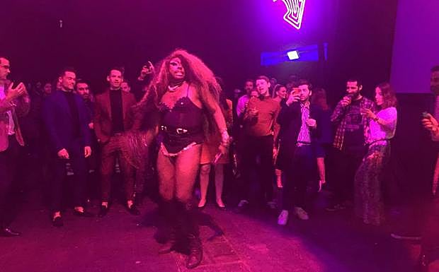 Los presentes disfrutaron con el espectáculo. 