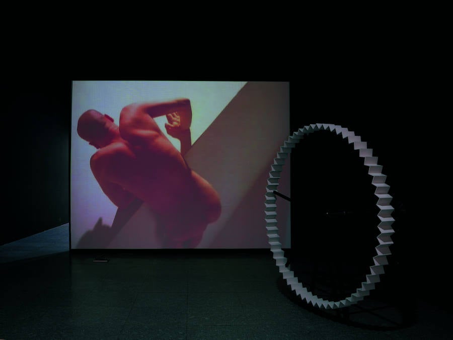 60 escalones (perpetuum mobile). Javier Pérez, 1999. Exposición: Después del 68. Arte y prácticas artísticas en el País Vasco 1968-2018, Museo de Bellas Artes de Bilbao. 