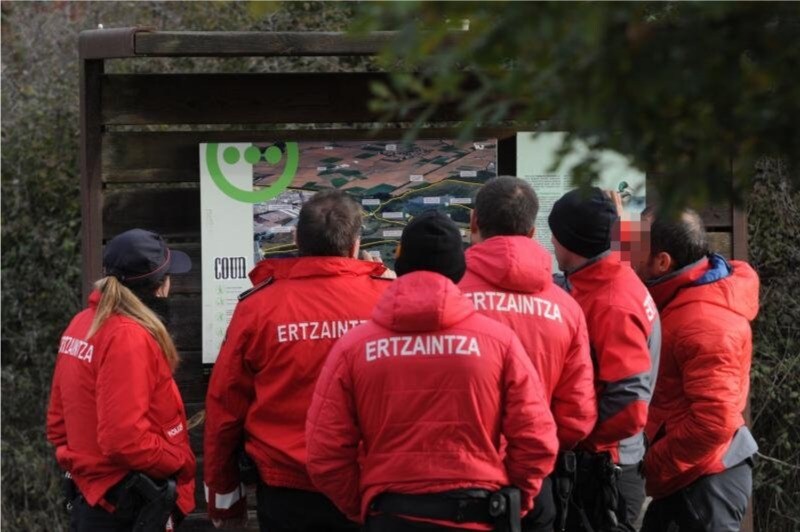 La Ertzaintza busca a un traficante de hachís de Madrid que sorteó un control y abandonó una bolsa con 15 kilos de droga en el parque tras sufrir un accidente