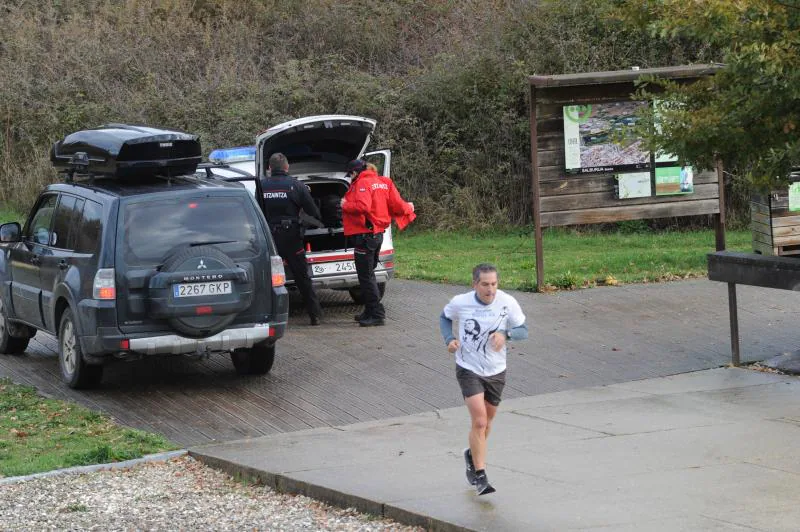 La Ertzaintza busca a un traficante de hachís de Madrid que sorteó un control y abandonó una bolsa con 15 kilos de droga en el parque tras sufrir un accidente