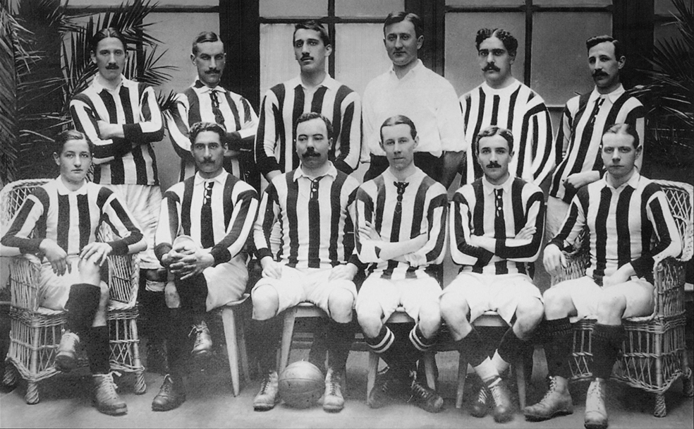 Equipo del Athletic que, por primera vez de rojiblanco, se proclamó campeón de Copa en 1910 al derrotar al Ciclista San Sebastián en Ondarreta.
