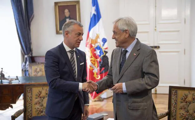 Urkullu saluda al presidente chileno, Sebastián Piñera, con el que se ha reunido. 