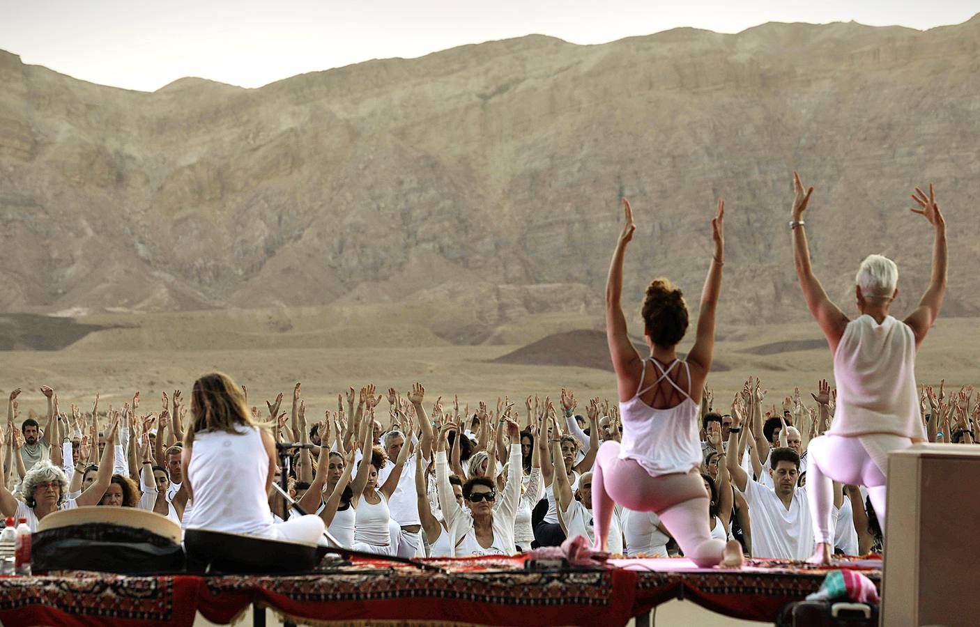 El festival Arava Yoga, es una experiencia única en contacto con la naturaleza. Los participantes en este evento, que se celebra en el valle de Timna, en Israel, una zona geológica conocida por la extracción de cobre, realizan los ejercicios rodeados por el paisaje del desierto, en medio de impresionantes formaciones rocosas y restos arqueológicos. Las prácticas se llevan a cabo al pie de los pilares de Salomón, ubicados entre pozos mineros y huellas de hornos de fundición del antiguo imperio egipcio.