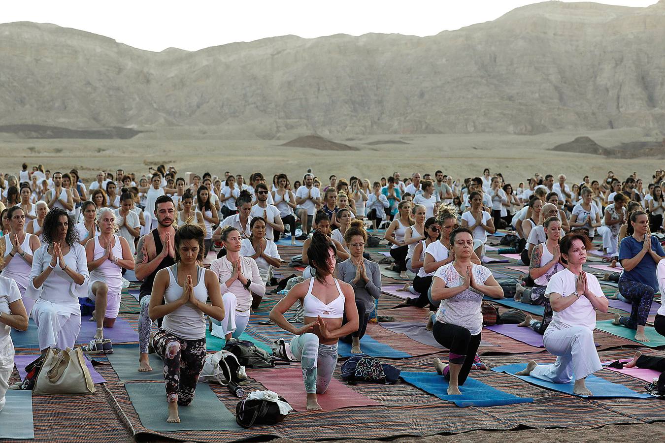 El festival Arava Yoga, es una experiencia única en contacto con la naturaleza. Los participantes en este evento, que se celebra en el valle de Timna, en Israel, una zona geológica conocida por la extracción de cobre, realizan los ejercicios rodeados por el paisaje del desierto, en medio de impresionantes formaciones rocosas y restos arqueológicos. Las prácticas se llevan a cabo al pie de los pilares de Salomón, ubicados entre pozos mineros y huellas de hornos de fundición del antiguo imperio egipcio.