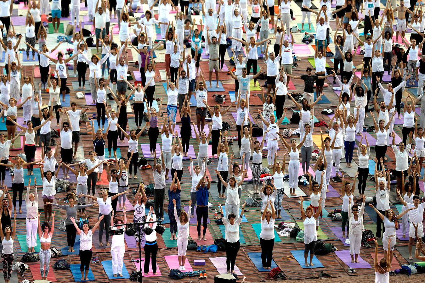 El festival Arava Yoga, es una experiencia única en contacto con la naturaleza. Los participantes en este evento, que se celebra en el valle de Timna, en Israel, una zona geológica conocida por la extracción de cobre, realizan los ejercicios rodeados por el paisaje del desierto, en medio de impresionantes formaciones rocosas y restos arqueológicos. Las prácticas se llevan a cabo al pie de los pilares de Salomón, ubicados entre pozos mineros y huellas de hornos de fundición del antiguo imperio egipcio.