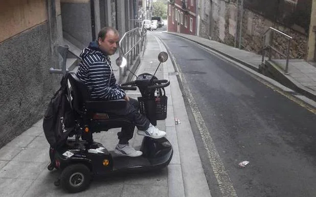 Tony Guillén se enfrenta cada día a la falta de accesibilidad. 