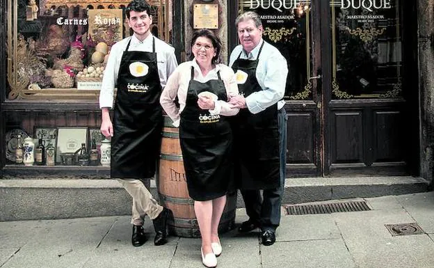 Marisa Duque, con su marido y su hijo, es la cuarta generación ligada al restaurante familiar Casa Duque, en Segovia.