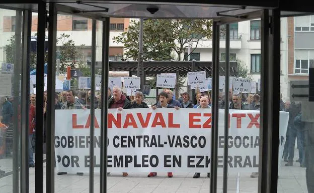 Trabajadores de La Naval manifestándose ante la sede del Gobierno vasco en Bilbao.