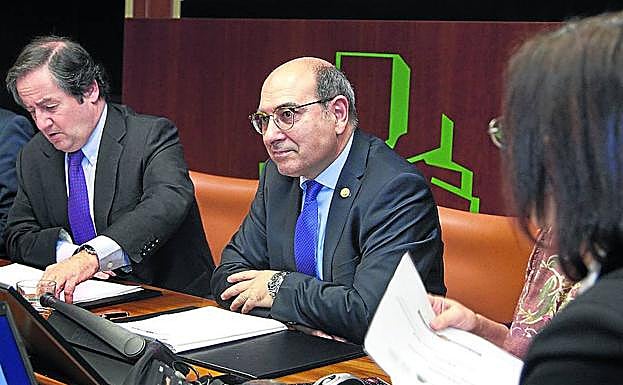 El consejero de Salud, Jon Darpón, ayer en el Parlamento vasco. 