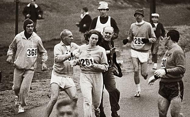 Momento en que un juez intenta apartar a Switzer de la maratón de Boston.