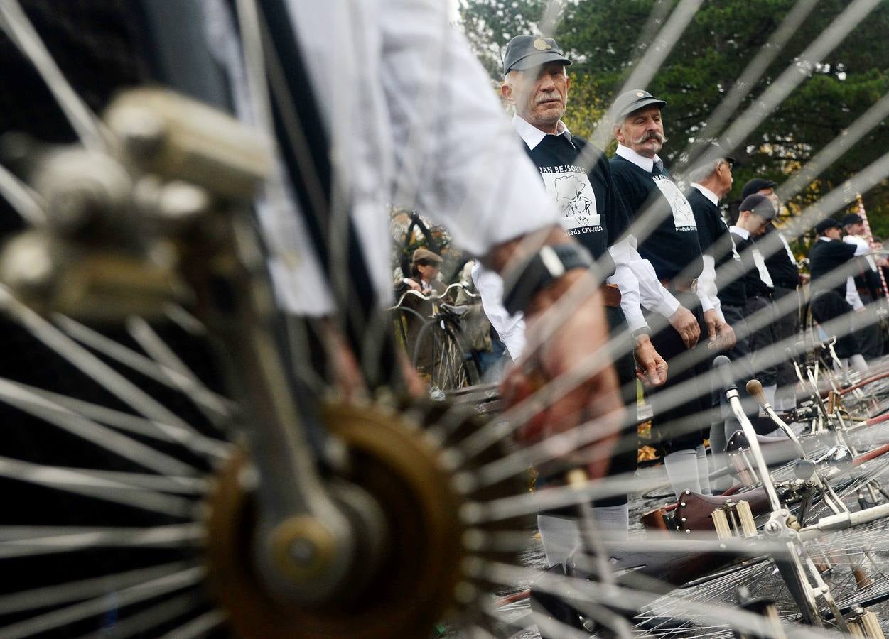 Decenas de aficionados a las bicicletas de rueda alta se han dado cita en la capital checa para competir en la tradicional 'Milla de Praga'. Según los organizadores, el evento ha cerrado la edición de este año sin accidentes que reseñar. El asunto no es baladí pues no son raras las caídas en una prueba en la que los participantes, además de elegancia y capacidad de pedaleo, han de mostrar pericia a la hora de encaramarse al sillín de unas monturas cuya rueda delantera tiene un diámetro cercano al metro y medio. 