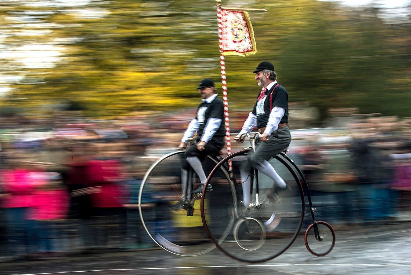 Decenas de aficionados a las bicicletas de rueda alta se han dado cita en la capital checa para competir en la tradicional 'Milla de Praga'. Según los organizadores, el evento ha cerrado la edición de este año sin accidentes que reseñar. El asunto no es baladí pues no son raras las caídas en una prueba en la que los participantes, además de elegancia y capacidad de pedaleo, han de mostrar pericia a la hora de encaramarse al sillín de unas monturas cuya rueda delantera tiene un diámetro cercano al metro y medio. 