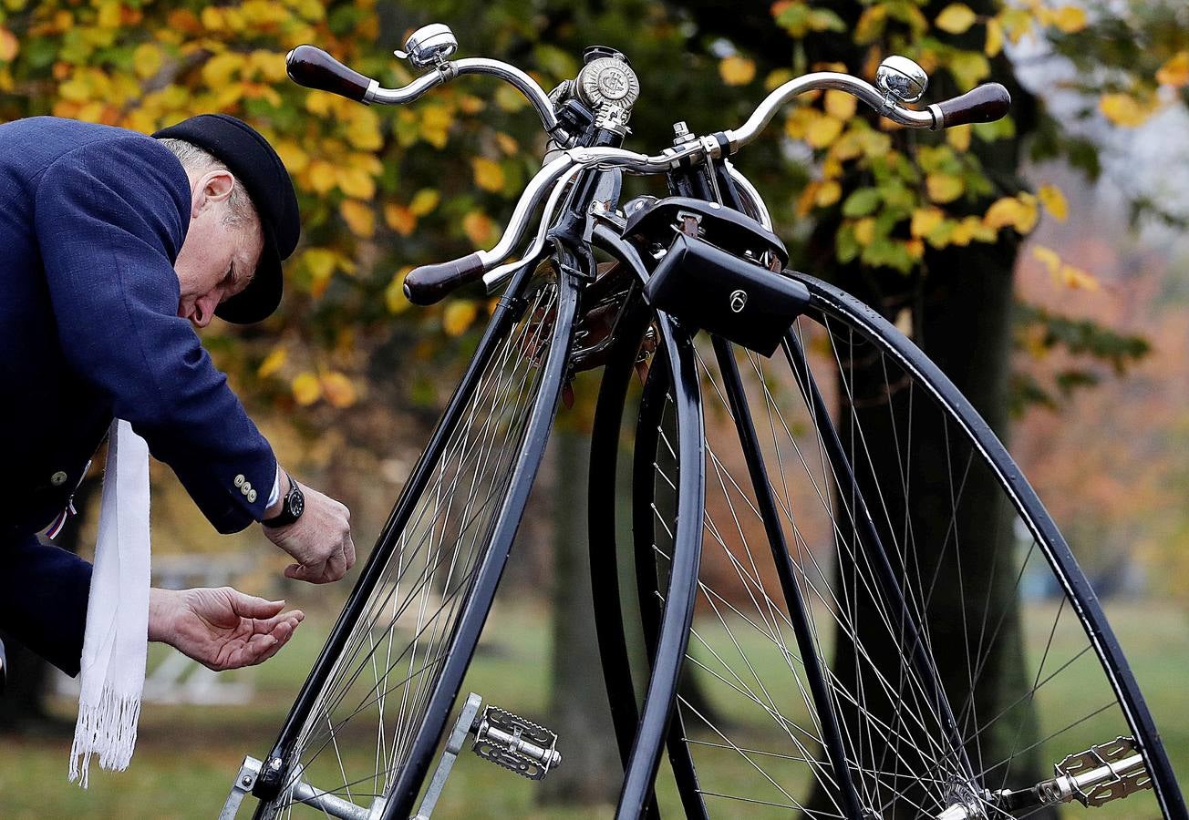 Decenas de aficionados a las bicicletas de rueda alta se han dado cita en la capital checa para competir en la tradicional 'Milla de Praga'. Según los organizadores, el evento ha cerrado la edición de este año sin accidentes que reseñar. El asunto no es baladí pues no son raras las caídas en una prueba en la que los participantes, además de elegancia y capacidad de pedaleo, han de mostrar pericia a la hora de encaramarse al sillín de unas monturas cuya rueda delantera tiene un diámetro cercano al metro y medio. 