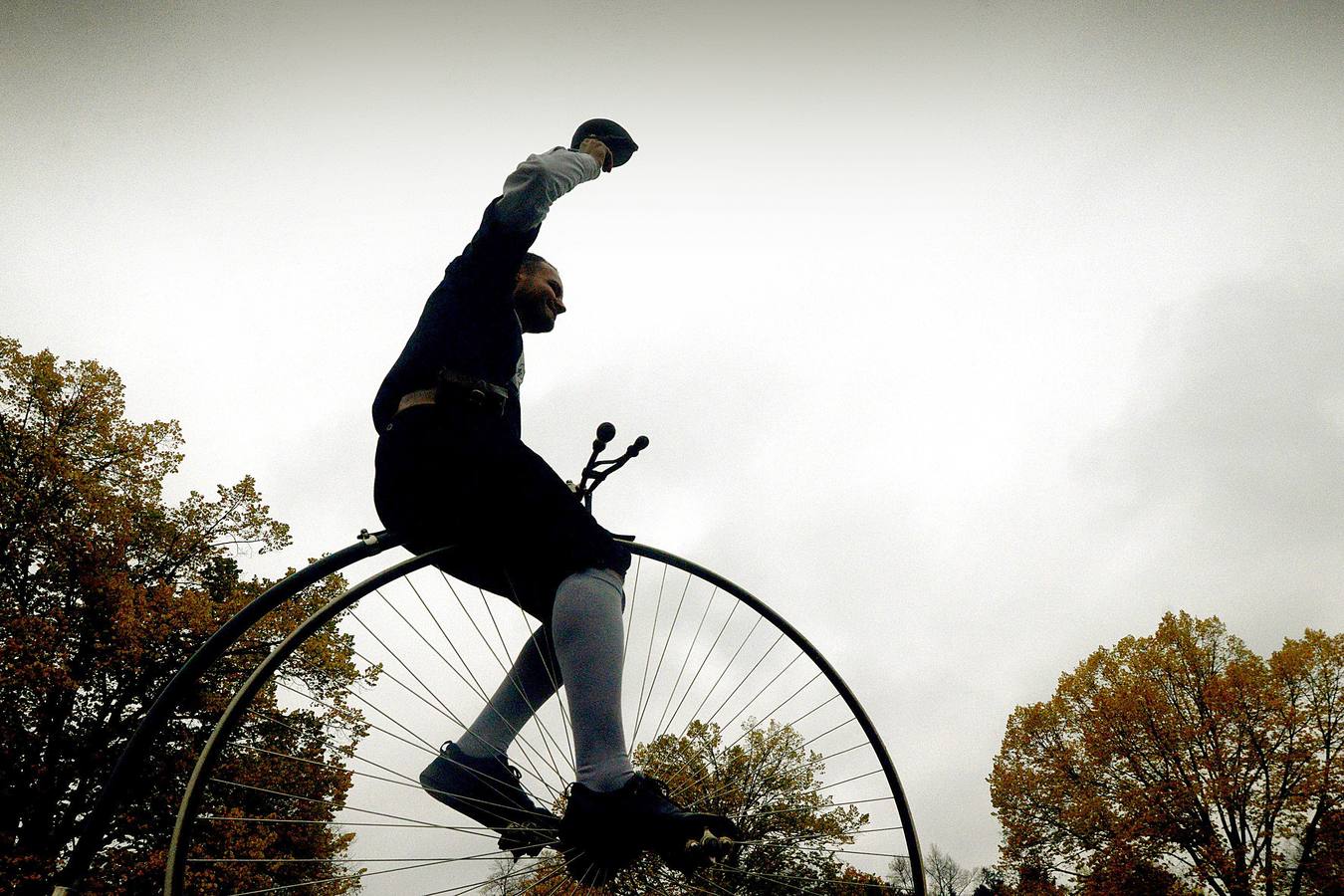 Decenas de aficionados a las bicicletas de rueda alta se han dado cita en la capital checa para competir en la tradicional 'Milla de Praga'. Según los organizadores, el evento ha cerrado la edición de este año sin accidentes que reseñar. El asunto no es baladí pues no son raras las caídas en una prueba en la que los participantes, además de elegancia y capacidad de pedaleo, han de mostrar pericia a la hora de encaramarse al sillín de unas monturas cuya rueda delantera tiene un diámetro cercano al metro y medio. 