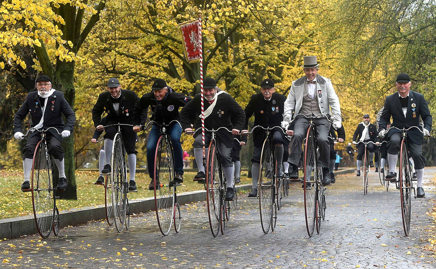 Decenas de aficionados a las bicicletas de rueda alta se han dado cita en la capital checa para competir en la tradicional 'Milla de Praga'. Según los organizadores, el evento ha cerrado la edición de este año sin accidentes que reseñar. El asunto no es baladí pues no son raras las caídas en una prueba en la que los participantes, además de elegancia y capacidad de pedaleo, han de mostrar pericia a la hora de encaramarse al sillín de unas monturas cuya rueda delantera tiene un diámetro cercano al metro y medio. 