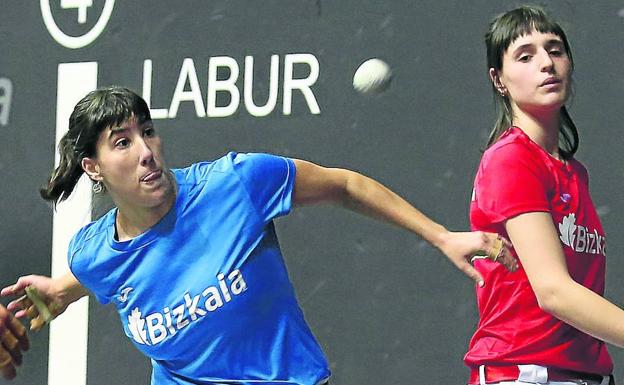 Leire Etxaniz suelta la derecha ante la mirada de Olatz Ruiz de Larramendi. 