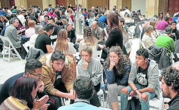 Víctimas y estudiantes pudieron charlar en la Universidad de Deusto dentro de los actos programados por el Instituto Gogora. 