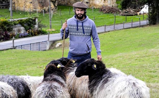 Joseba Edesa usa una boina tejida con lana de sus ovejas carranzanas de cara negra.