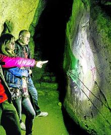 Imagen secundaria 2 - 1. Descenso en canoa por una de las represas del río. 2. La Revilla, una de las aldeas del valle de Soba. Noelia Martínez 3. El guía ilumina las pinturas de la cueva de Covalanas.