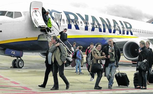 Pasajeros de un vuelo de la compañía irlandesa en Foronda. 