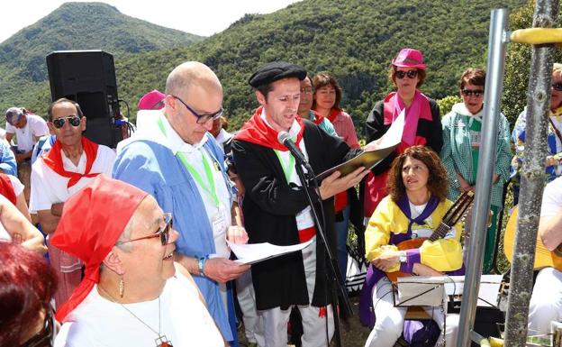 Narración teatralizada en la ermita de San Juan del Monte para contar el nacimiento de la Cofradía. 