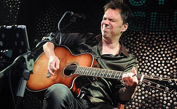 Pablo Perea cantando 'La calle de los sueños rotos'.