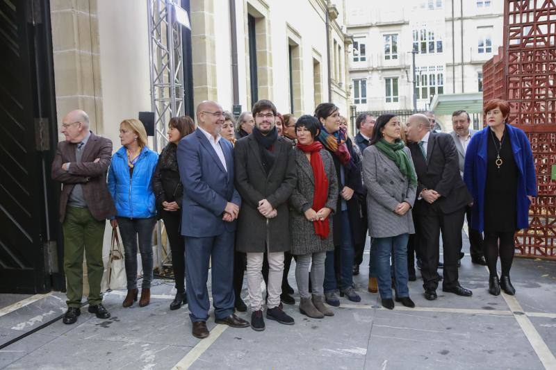 Fotos: Homenaje en el Parlamento vasco a las víctimas en el Día de la Memoria