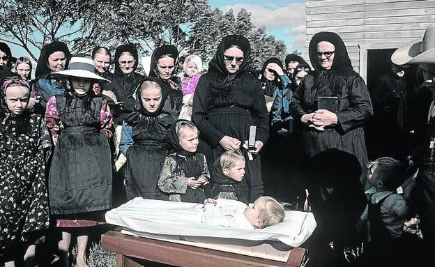 Funeral de cuerpo presente de una niña menonita.