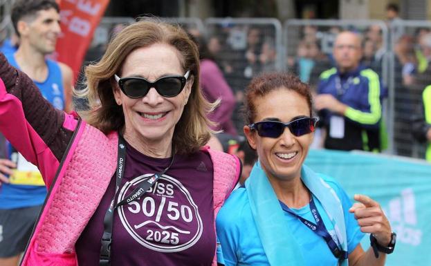 Kathrine Switzer recibió a la ganadora Aroa Merino en la meta de San Sebastián.