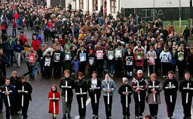 Miles de personas desfilan por Londonderry en un aniversario del 'Bloody Sunday'.