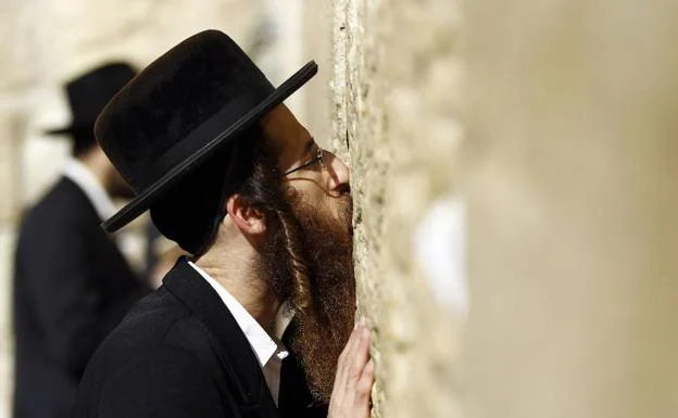 Un judío ultraortodoxo reza en el Muro de las Lamentaciones. 