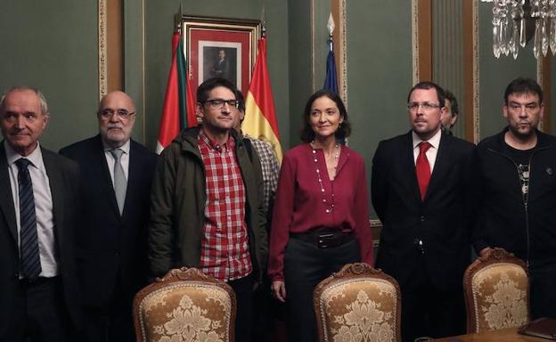 La ministra de Industria, Reyes Maroto, junto a representantes de los gobiernos central y vasco y miembros del comité de La Naval.