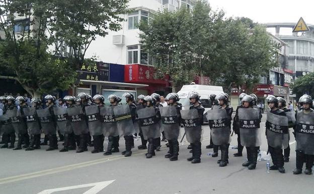 Antidisturbios de la Policía china, preparados para cargar contra una manifestación de disidentes.