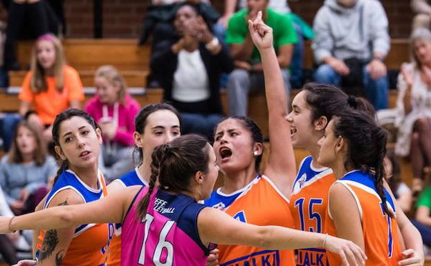 Las jugadoras del Vialki Udapa celebran un tanto.