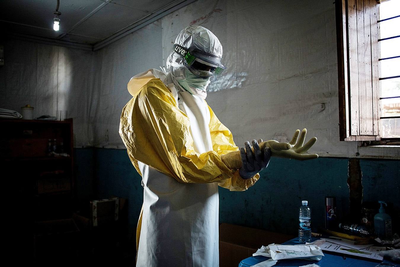 La epidemia de ébola declarada en agosto en el noreste de la República del Congo ya es la mayor en la historia del país por el número de contagios y la tercera más mortífera. A la gravedad de la situación se añaden el rechazo cultural de la población hacia esta enfermedad y las agresiones a las que se enfrentan los equipos médicos en un inestable territorio en el que operan decenas de grupos armados. Las imágenes muestran la actividad de Médicos Sin Fronteras en la localidad de Bunia.