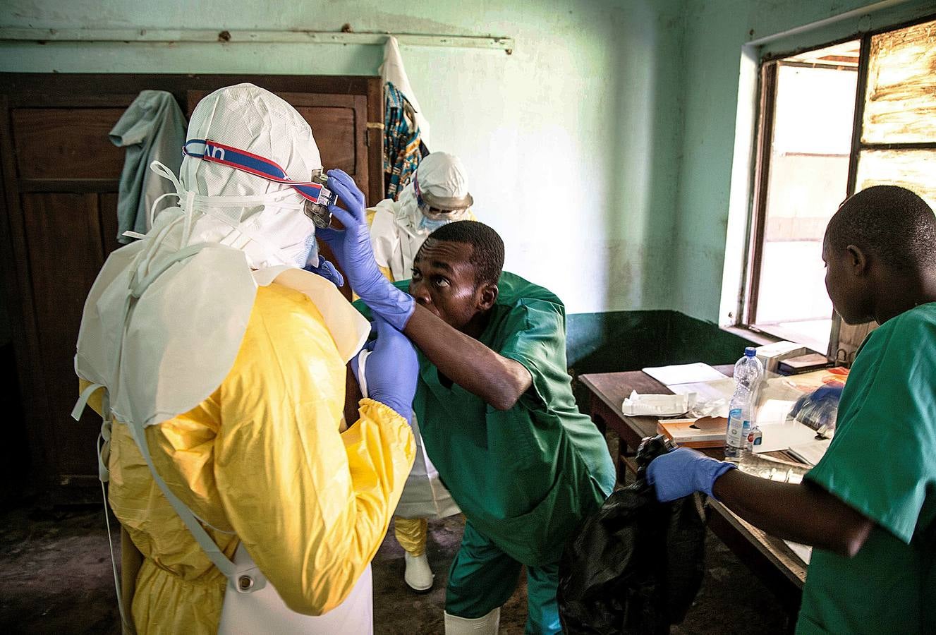 La epidemia de ébola declarada en agosto en el noreste de la República del Congo ya es la mayor en la historia del país por el número de contagios y la tercera más mortífera. A la gravedad de la situación se añaden el rechazo cultural de la población hacia esta enfermedad y las agresiones a las que se enfrentan los equipos médicos en un inestable territorio en el que operan decenas de grupos armados. Las imágenes muestran la actividad de Médicos Sin Fronteras en la localidad de Bunia.