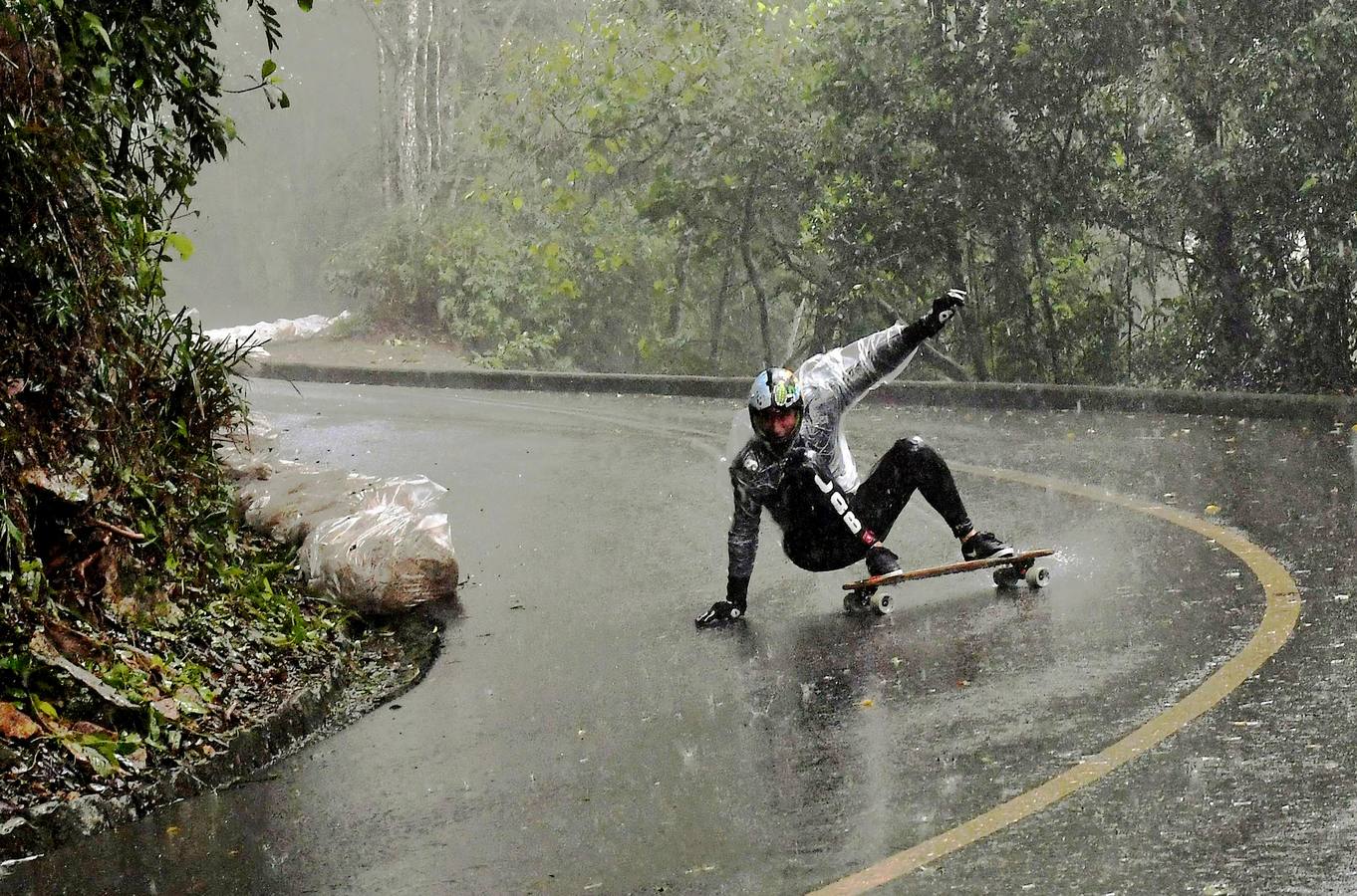 La «Vista Río Downhil» es la última prueba del campeonato mundial de descenso en monopatín que se celebra en Brasil, el primer país sudamericano que adoptó esta especialidad. La competición se desarrolla en un circuito que es en realidad una sinuosa carretera de algo más de 2,5 kilómetros dentro del Parque Natural da Cidade, un hermoso bosque en el extrarradio con increíbles vistas sobre Río de Janeiro. Sus grandes desniveles hacen de él un escenario espectacular y muy rápido. 