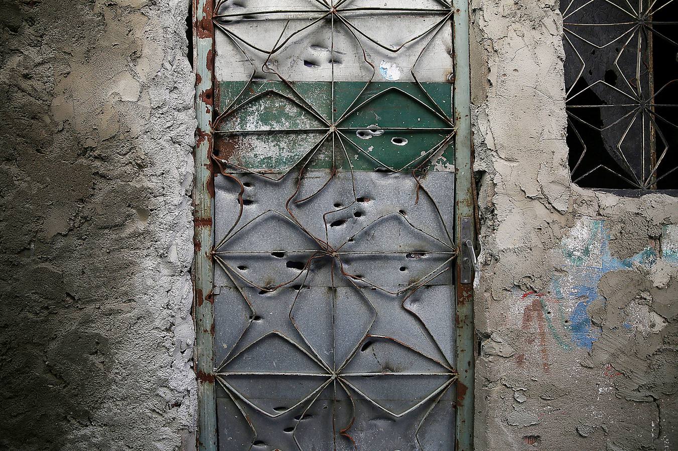 Hace unos pocos meses, Eduarda Lopes, de 13 años (en un tobogán con un móvil en las manos), vio cómo a su madre, Valdilene, la mataba una bala perdida en el barrio de Manguinhos en Río de Janeiro. Una de tantas muertes absurdas fruto de una violencia creciente que atrapa a Brasil en el incesante fuego cruzado entre pandillas y policías. Sólo en el estado de Río se han producido más de 4.500 asesinatos durante los primeros ocho meses de 2018, un 6 % más que en el mismo período de 2017.