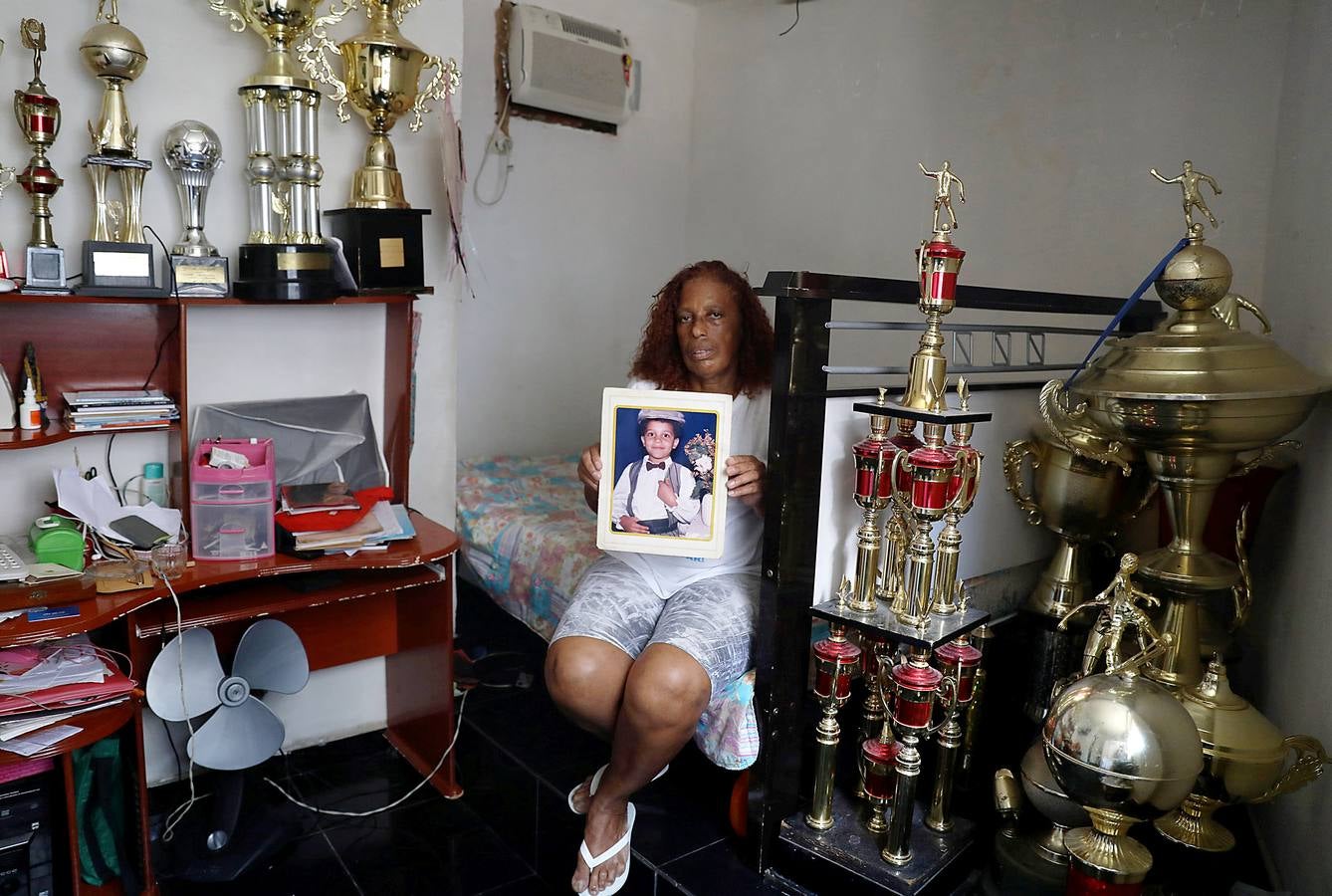 Hace unos pocos meses, Eduarda Lopes, de 13 años (en un tobogán con un móvil en las manos), vio cómo a su madre, Valdilene, la mataba una bala perdida en el barrio de Manguinhos en Río de Janeiro. Una de tantas muertes absurdas fruto de una violencia creciente que atrapa a Brasil en el incesante fuego cruzado entre pandillas y policías. Sólo en el estado de Río se han producido más de 4.500 asesinatos durante los primeros ocho meses de 2018, un 6 % más que en el mismo período de 2017.